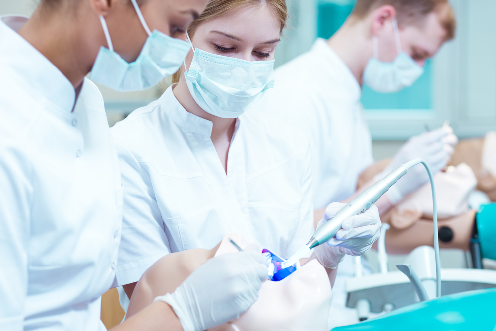 歯科医師になるための研修先の選び方とは？研修機関の種類や研修医の給料も解説